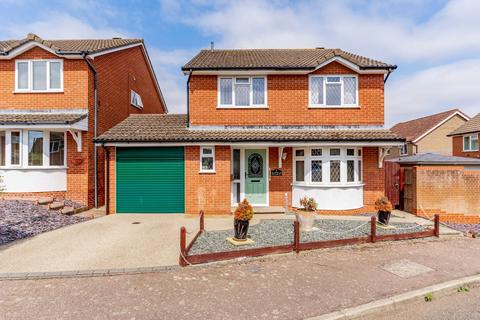 4 bed property, in Grand Close, £325,000