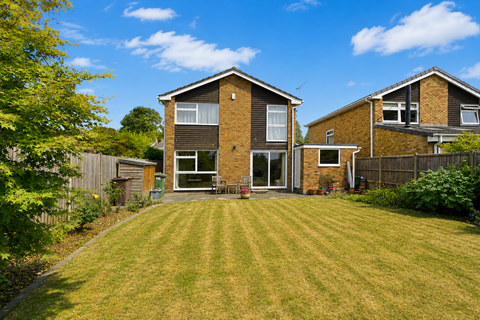 4 bed property, in Lyndon Mead, £800,000