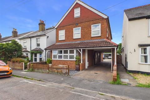 1 bed property, in Cambridge Road, £240,000