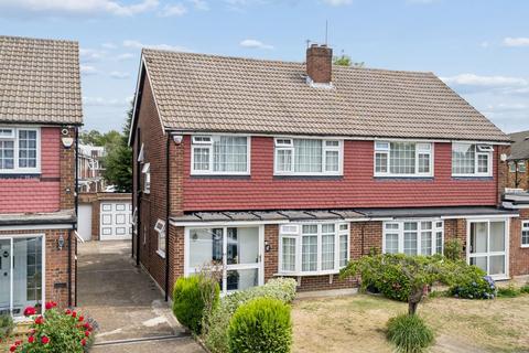 3 bed property, in Gilfrid Close, £585,000
