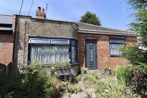 2 bed property, in Haven Avenue, £200,000