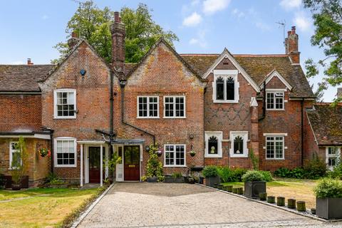 2 bed property, in Old Ashford Road, £475,000