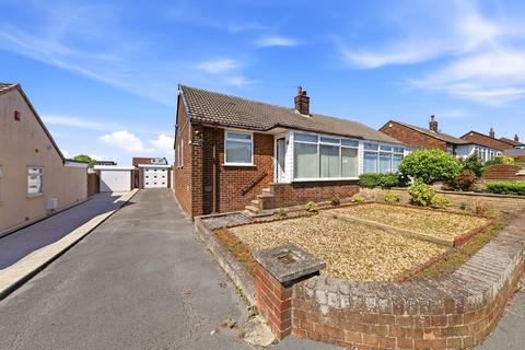2 bed property, in Woodkirk Avenue, £229,950