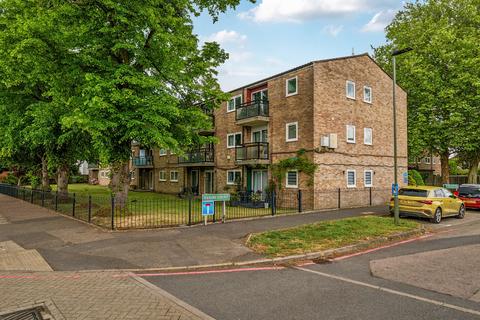 1 bed property, in Heron Court, £225,000