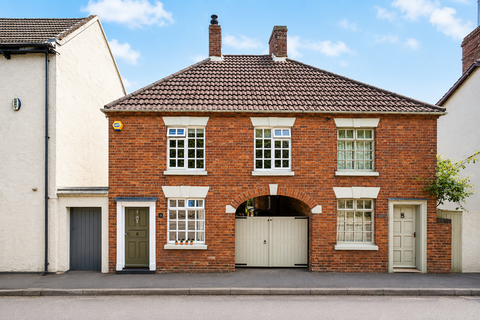 3 bed property, in High Street, £395,000