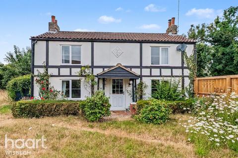 3 bed property, in Walnut Road, £325,000