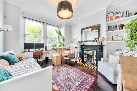 2 bed property, in Rectory Grove, £800,000