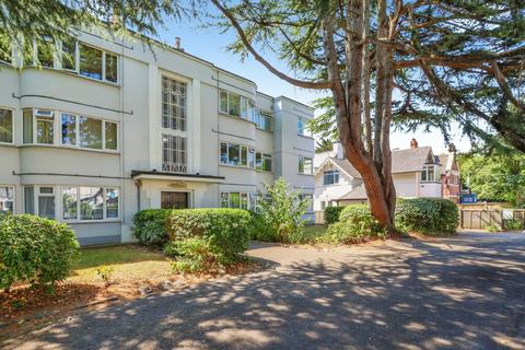 2 bed property, in Christchurch Road, £170,000