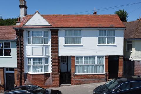 5 bed property, in South Hill, £395,000