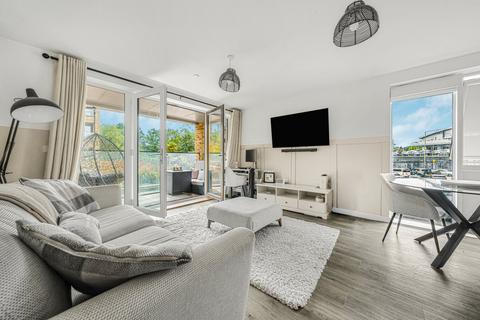 1 bed property, in Walton-On-Thames, £315,000