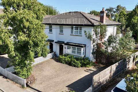 4 bed property, in Cookham Short Walk To The Station, £950,000