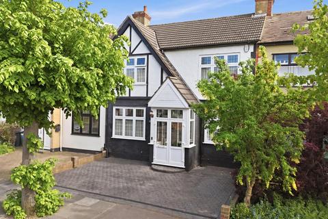 4 bed property, in Derwent Gardens, £700,000