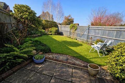 1 bed property, in Upper Grosvenor Road, £200,000