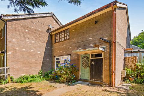 2 bed property, in Chandos Walk, £200,000