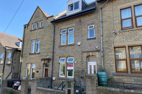5 bed property, in High Street, £295,000
