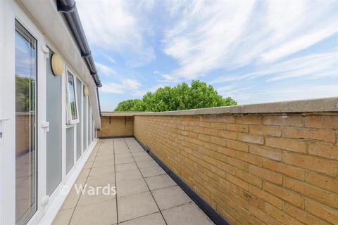 1 bed property, in South Street, £190,000