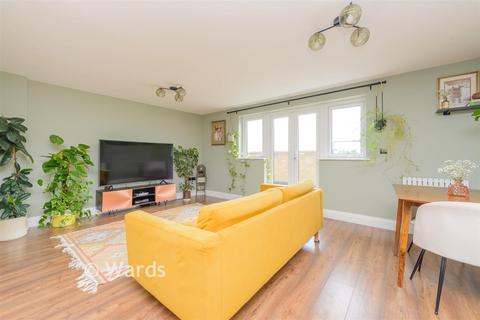 1 bed property, in South Street, £190,000