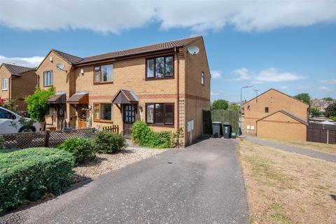 2 bed property, in Bailey Court, £200,000