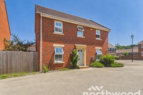 2 bed property, in Deyley Way, £285,000