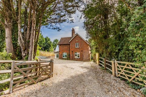 4 bed property, in Highgate Hill, £650,000