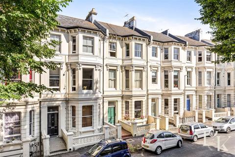 2 bed property, in Buckingham Road, £425,000
