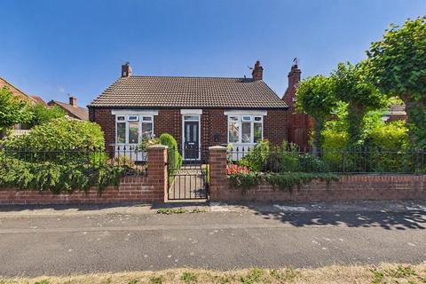 2 bed property, in Golf Course Road, £260,000