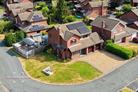 4 bed property, in Byron Close, £425,000
