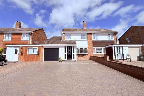 3 bed property, in Quintrel Avenue, £425,000