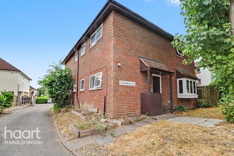 1 bed property, in Matthews Close, £240,000