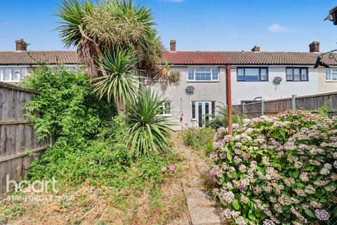 2 bed property, in Abbotts Drive, £250,000