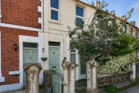 2 bed property, in Wesley Road, £200,000