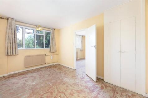 1 bed property, in Upper Richmond Road, £270,000