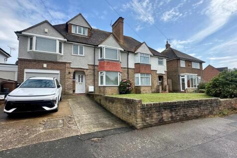 5 bed property, in St Andrews Road, £475,000