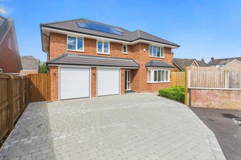 7 bed property, in Cross Halls, £680,000
