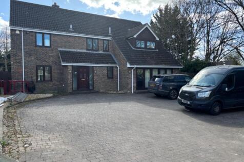5 bed property, in Gilberts Mead Close, £775,000