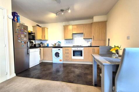 2 bed property, in Paladine Way, £115,000