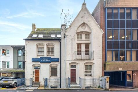 2 bed property, in Flat 3 The Old School House, £240,000
