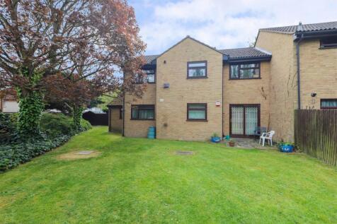 2 bed property, in St. Johns Close, £285,000