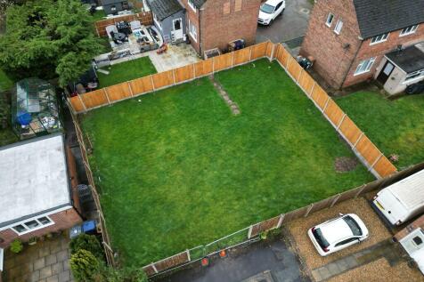 2 bed property, in Longcroft, £135,000