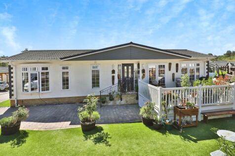 2 bed property, in Alpine Drive, £325,000