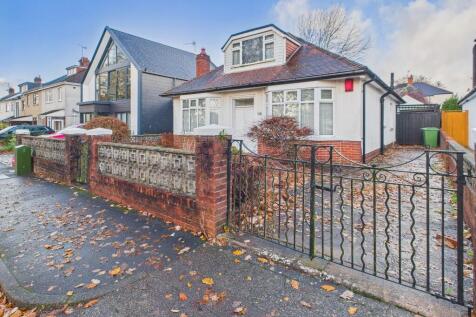 2 bed property, in King George V Drive West, £475,000