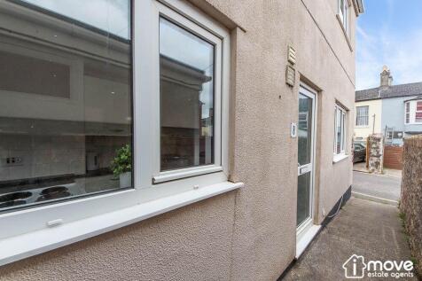 2 bed property, in Scarborough Place, £100,000