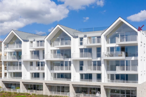 2 bed property, in Cliff Road, £750,000