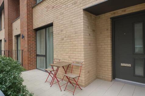 1 bed property, in Lismore Boulevard, £385,000