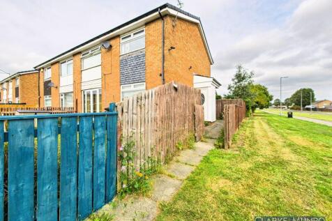 2 bed property, in Wallington Court, £85,000