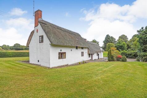 5 bed property, in Moat Lane, £865,000