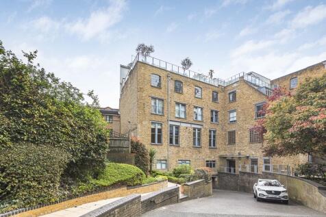1 bed property, in Gowers Walk, £750,000