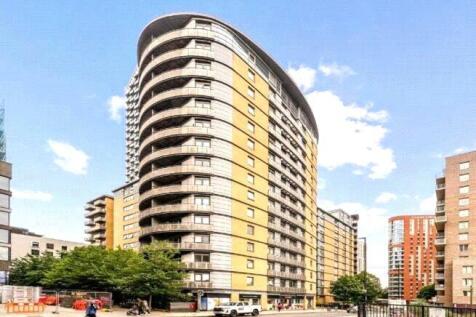 1 bed property, in Victoria Road, £225,000