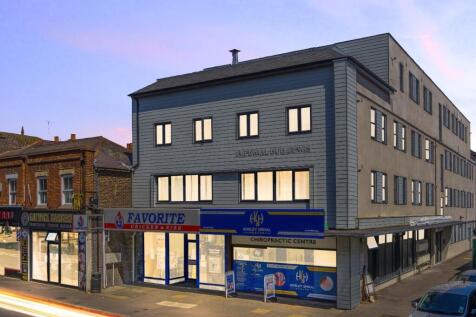 2 bed property, in Victoria Road, £230,000
