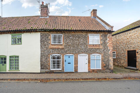 2 bed property, in Station Road, £250,000